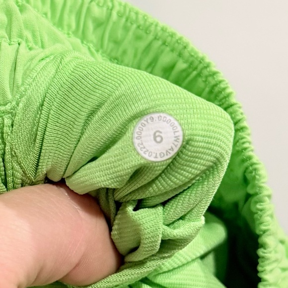 Lululemon Hotty Hot Low-Rise Lined Short 4" Scream Green Light Size 6 - Picture 7 of 7